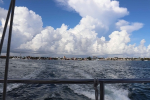 Excursión familiar en catamarán por Isla Mujeres con snorkel