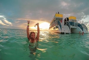 From Cancún: Isla Mujeres Sunset Catamaran Cruise