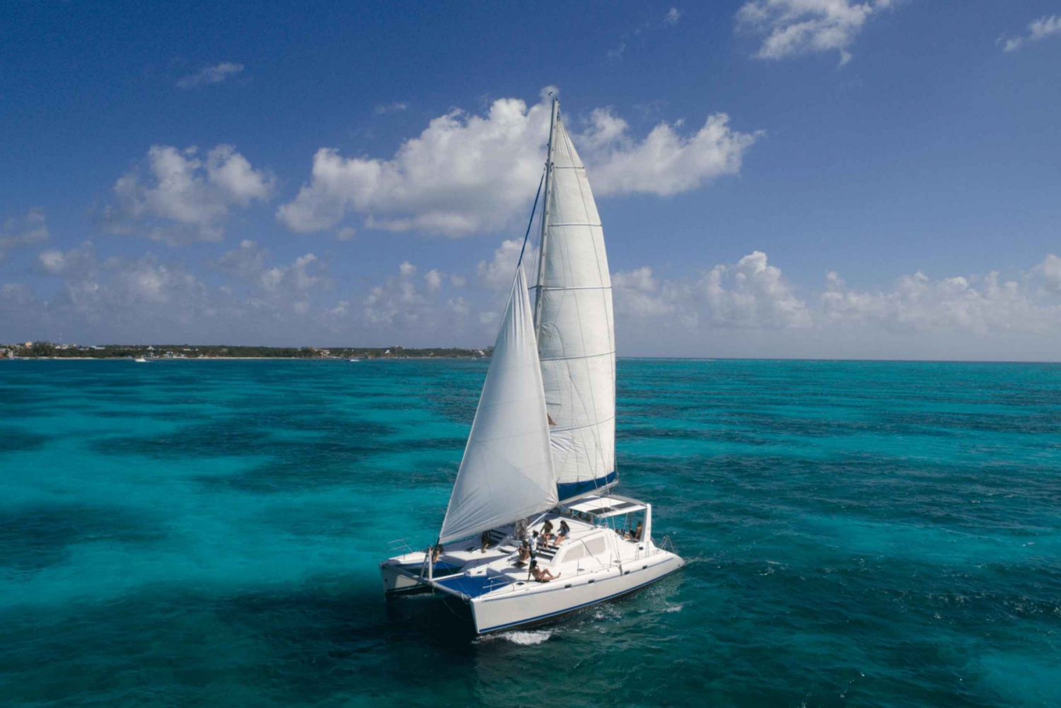 Día completo de navegación en lujoso catamarán a Isla Mujeres