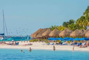 Día completo de navegación en lujoso catamarán a Isla Mujeres