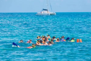Día completo de navegación en lujoso catamarán a Isla Mujeres