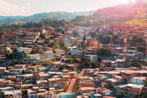 Graffiti tour comuna 13 y ricos aperitivos Guiado por local