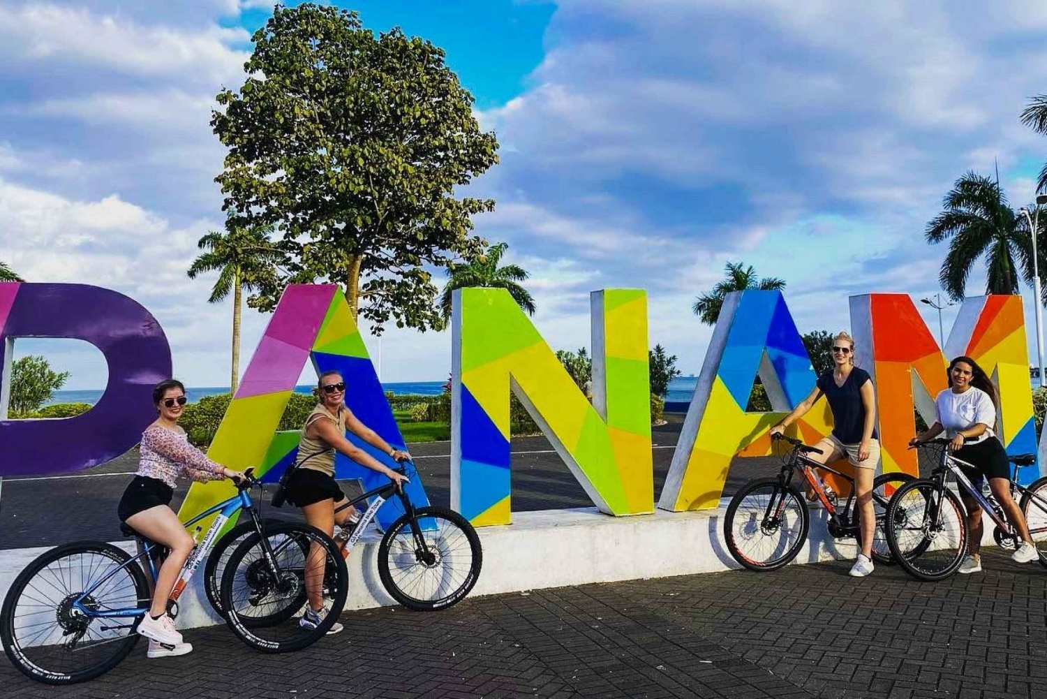 Panama: Highlights Bike Tour in Casco Viejo & Cinta Costera