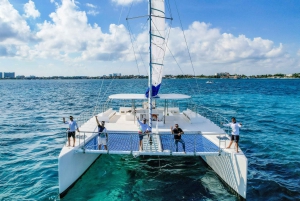 Isla Mujeres: Catamaran with Open Bar, Snorkeling and Lunch