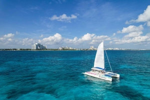 Isla Mujeres: Catamaran with Open Bar, Snorkeling and Lunch