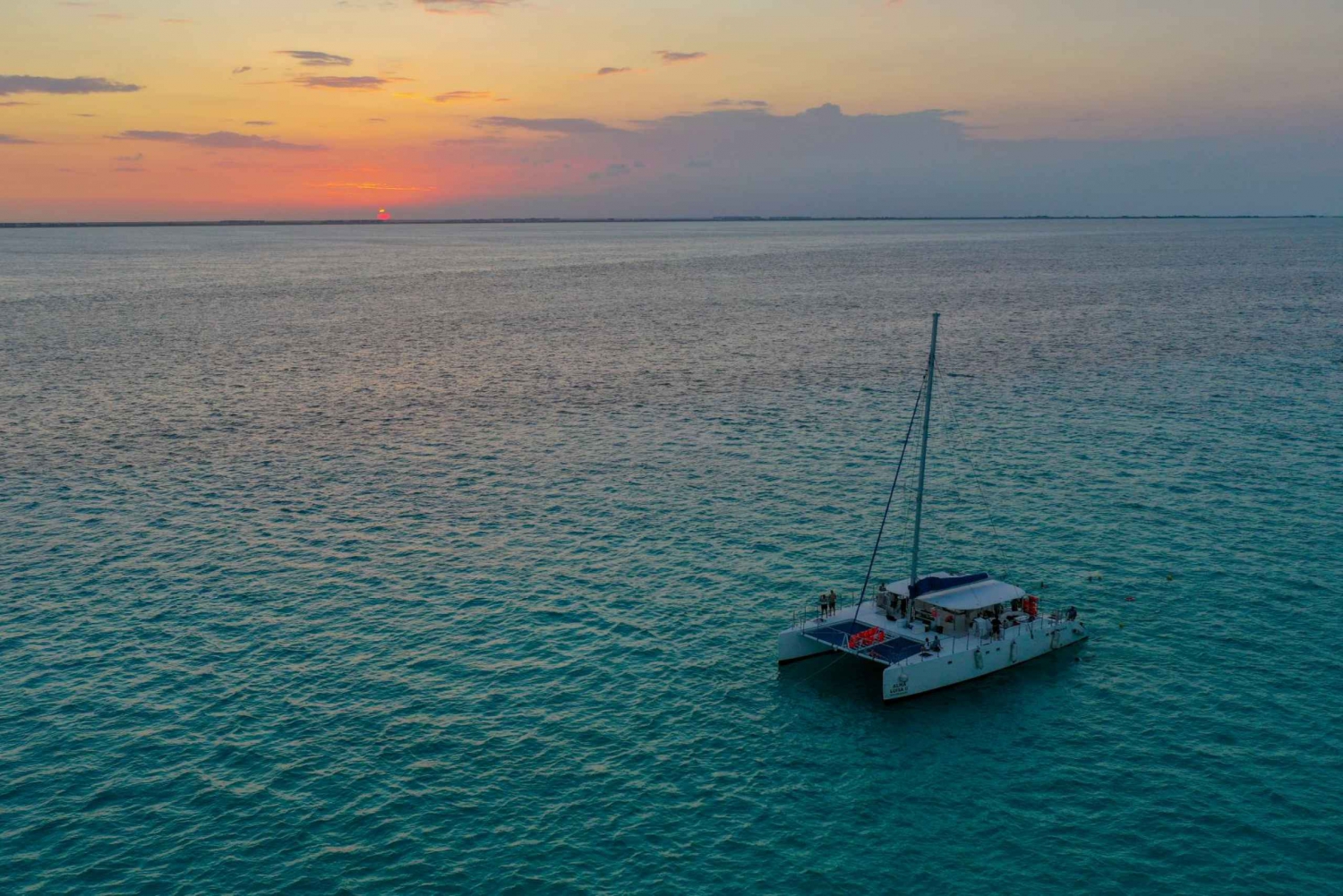 Catamarán al atardecer en Isla Mujeres con recogida en Cancún