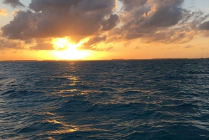 Catamarán al atardecer en Isla Mujeres con recogida en Cancún