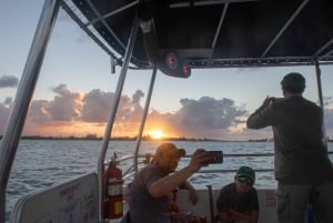 San Juan: Crucero al atardecer por el Viejo San Juan con bebidas y traslado