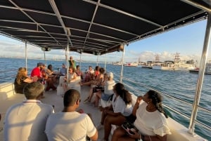 San Juan: Crucero al atardecer por el Viejo San Juan con bebidas y traslado