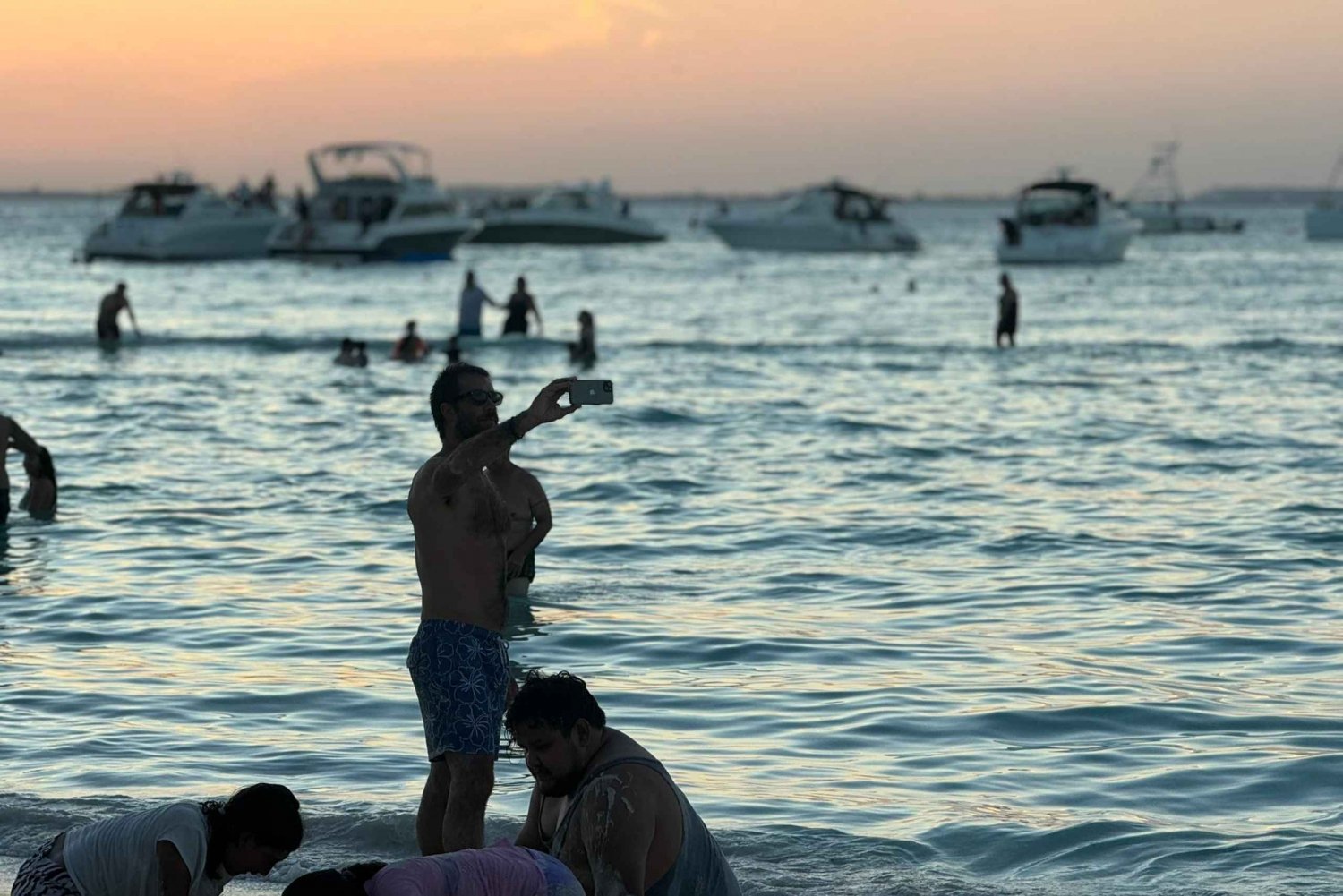 'Navegación al atardecer a Isla Mujeres con traslado a Cancún'