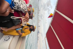 Fiesta en barco al atardecer: por la bahía de Bocagrande