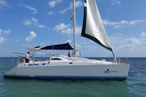 Excursión a isla mujeres navegando en catamarán barra libre