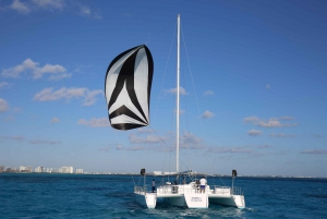 Tour to isla mujeres sailing in a catamaran open bar