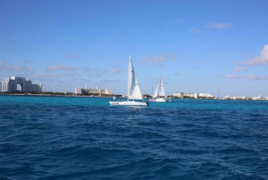 Excursión a isla mujeres navegando en catamarán barra libre