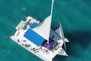 Tour to isla mujeres sailing in a catamaran open bar