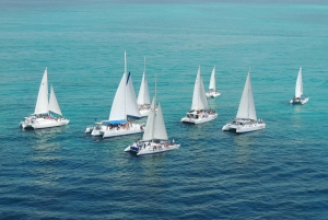 Tour to isla mujeres sailing in a catamaran open bar