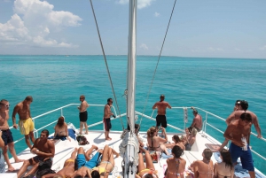 Tour to isla mujeres sailing in a catamaran open bar