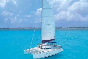 Tour to isla mujeres sailing in a catamaran open bar