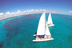 Excursión a isla mujeres navegando en catamarán barra libre