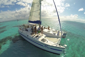 Tour to isla mujeres sailing in a catamaran open bar