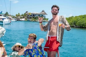 Aventura en catamarán a Isla Mujeres! snorkel y comida