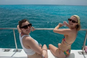 ¡Catamaran Adventure to Isla Mujeres! snorkel and food