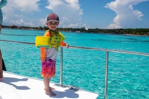 Aventura en catamarán a Isla Mujeres! snorkel y comida