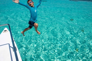 ¡Catamaran Adventure to Isla Mujeres! snorkel and food