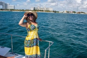 Aventura en catamarán a Isla Mujeres! snorkel y comida