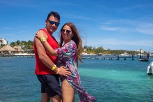 ¡Catamaran Adventure to Isla Mujeres! snorkel and food