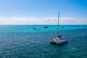 Aventura en catamarán a Isla Mujeres! snorkel y comida