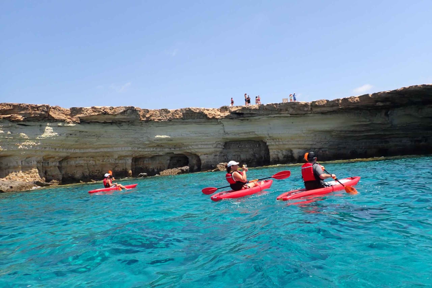 Excursión guiada en kayak de 3 horas por las cuevas marinas del Cabo Greco