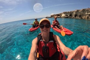 Kayak guidé de 3 heures dans les grottes marines du cap Greko