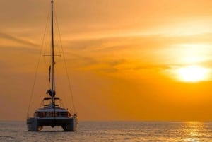 Ayia Napa: Crociera in catamarano al tramonto con spuntini e bevande