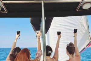 アヤナパ：サンセット・カタマランクルーズ（ランチ＆オープンバー付き）