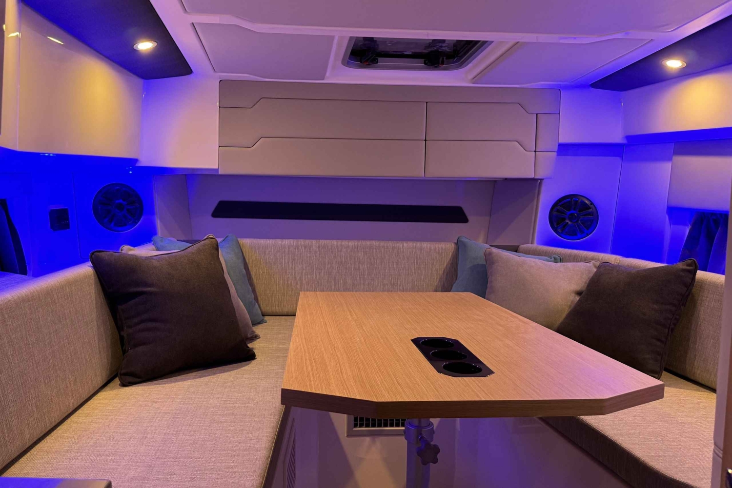 Blue Lagoon: Karnic CS10 privat yacht med frukt