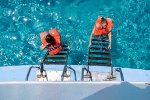 Pafos: Passeio de barco na Lagoa Azul com tobogã, música e traslado