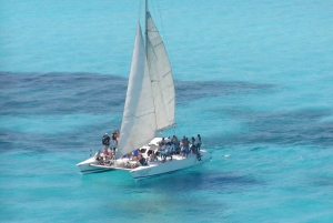 Cancún: Isla Mujeres Catamaran Sailing and Hotel pick up