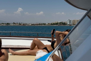 Larnaca: Crucero en barco con fondo de cristal, pesca y almuerzo con barbacoa