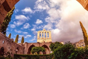 Från norra Cypern: Kyrenia, slottet St Hilarion, Bellapais