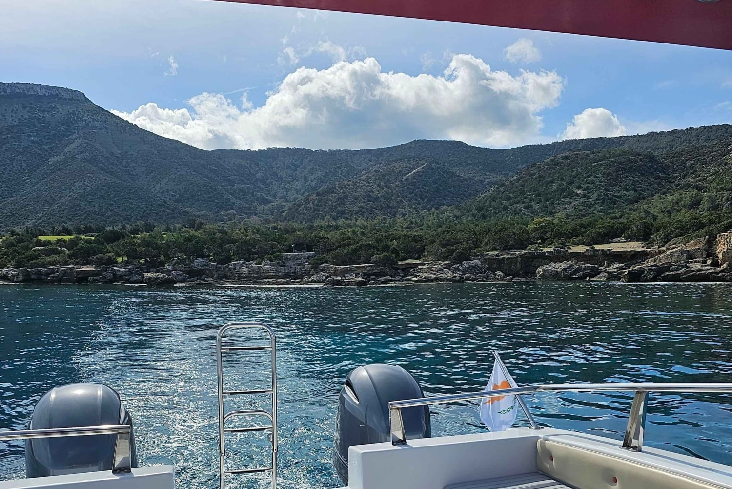 Von Latsi: Blaue Lagune Private Yacht Tagestour mit Getränken