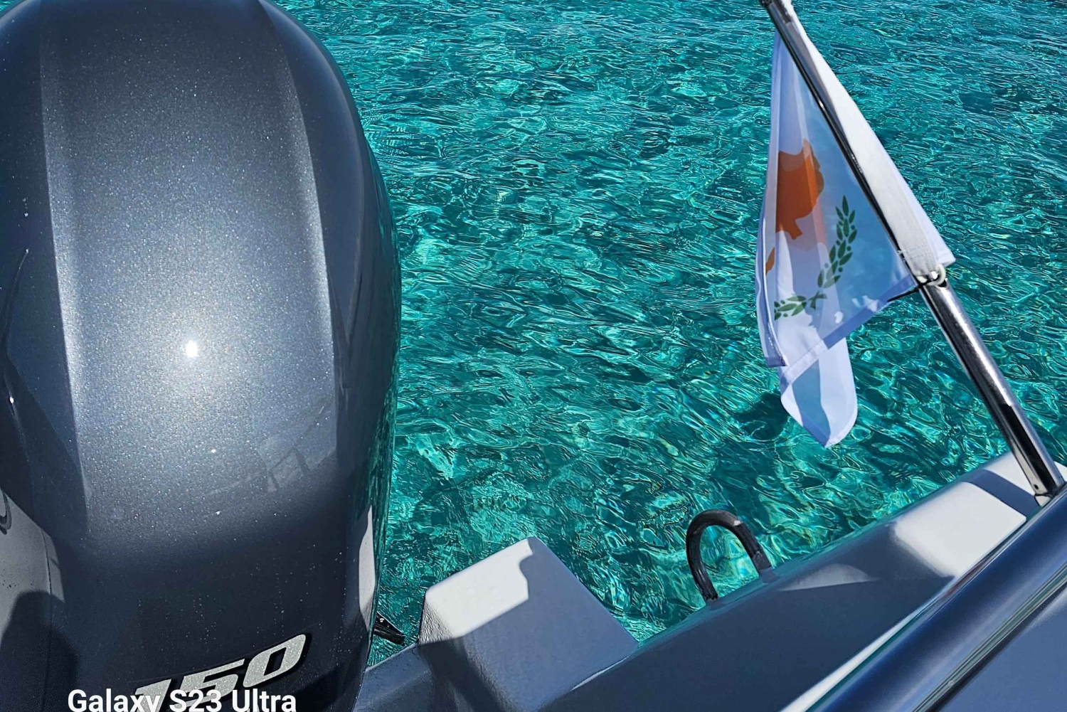 Von Latsi: Blaue Lagune Private Yacht Tagestour mit Getränken