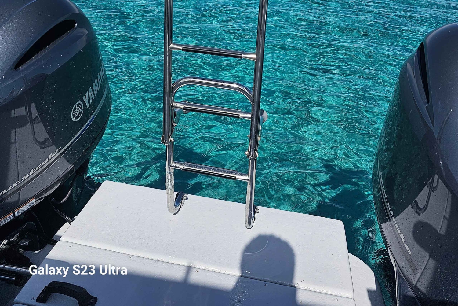 Von Latsi: Blaue Lagune Private Yacht Tagestour mit Getränken