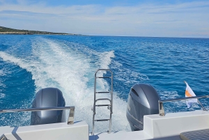 Von Latsi: Blaue Lagune Private Yacht Tagestour mit Getränken