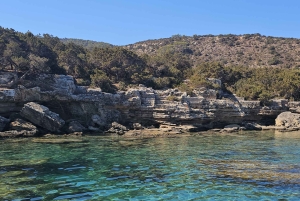 Von Latsi: Blaue Lagune Private Yacht Tagestour mit Getränken