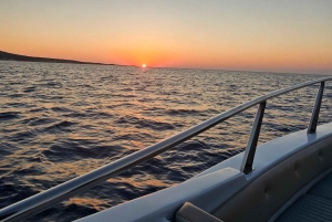 Von Latsi: Blaue Lagune Private Yacht Tagestour mit Getränken