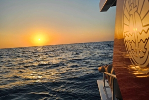 Von Latsi: Blaue Lagune Private Yacht Tagestour mit Getränken