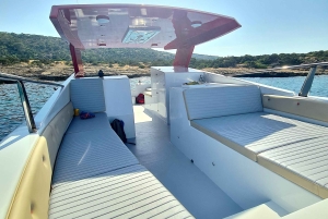 Von Latsi: Blaue Lagune Private Yacht Tagestour mit Getränken