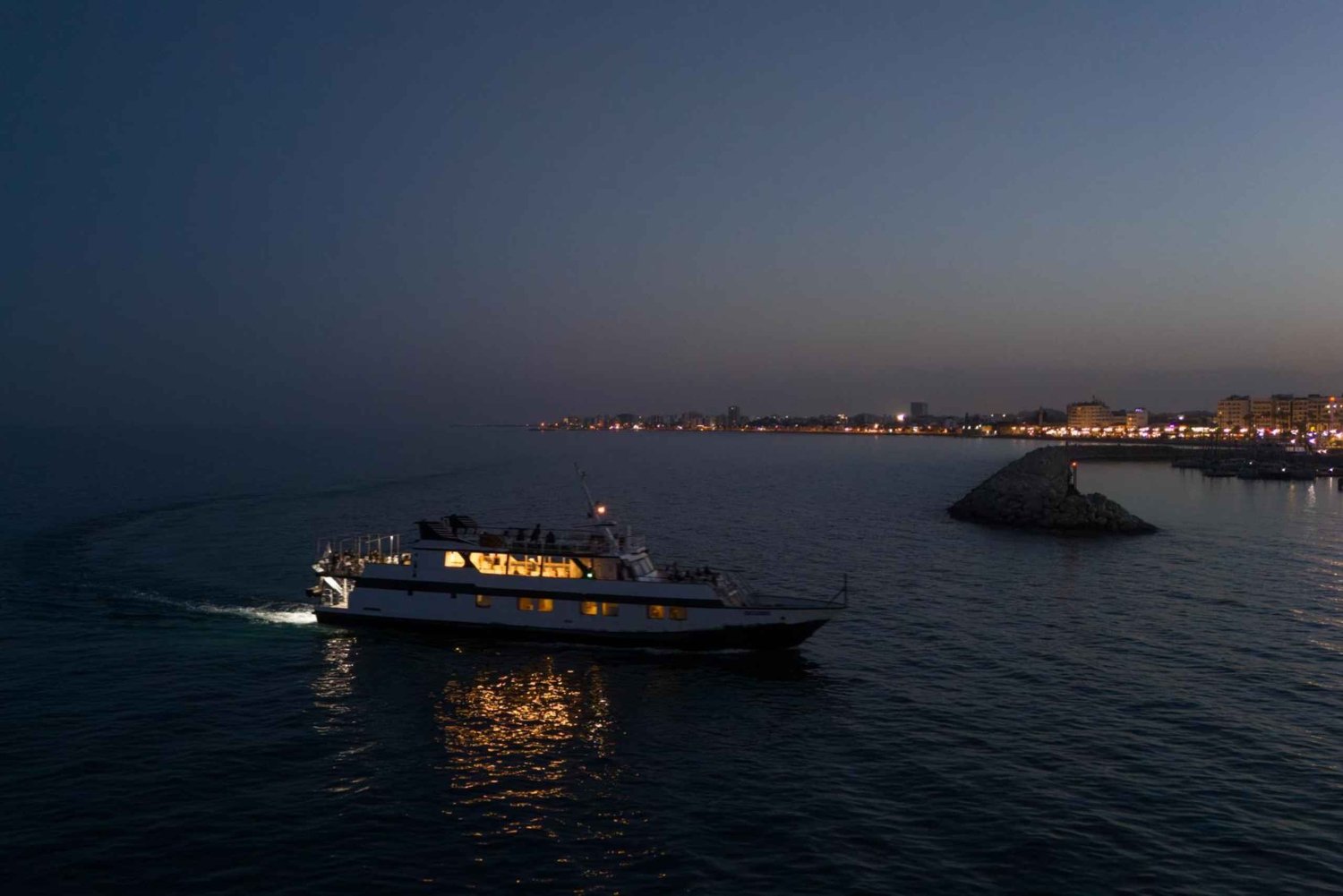 Larnaca: Party Sunset cruise