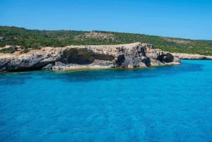 Latchi : Croisière d'un seul bateau dans le lagon bleu de la Méditerranée